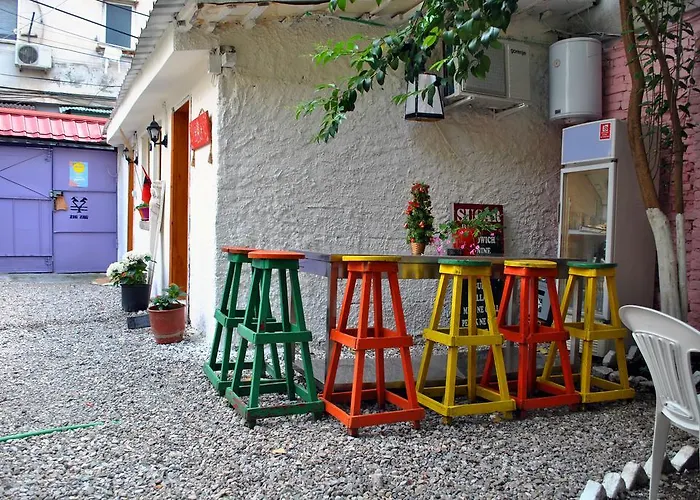 扎格扎格旅舍 *