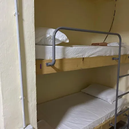 Zig Zag Hostel Τίρανα